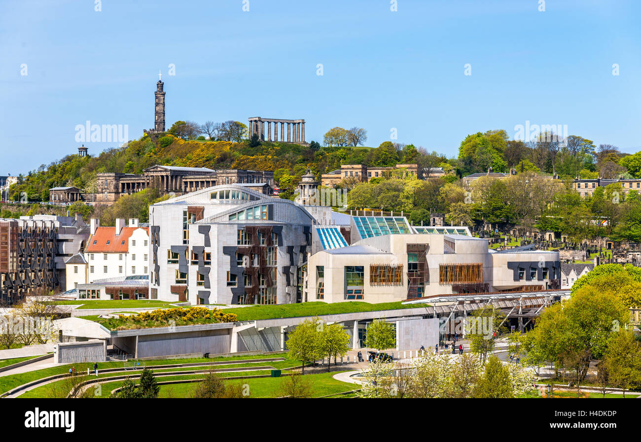 Vista del nuevo edificio del Parlamento en virtud de Calton Hill - Edimburgo Foto de stock