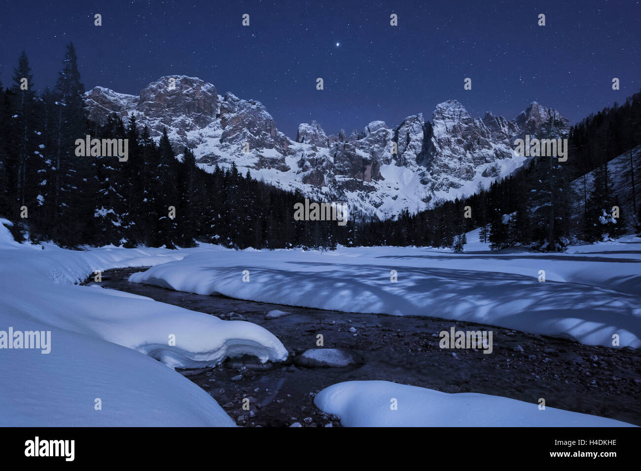 Grupo de pala en la luz de la luna, Dolomitas, Italia Foto de stock