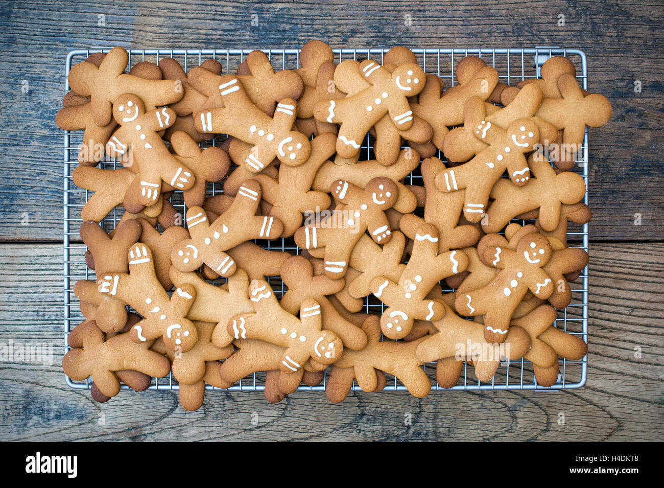 Hombres de pan de jengibre las galletas sobre una rejilla metálica Foto de stock