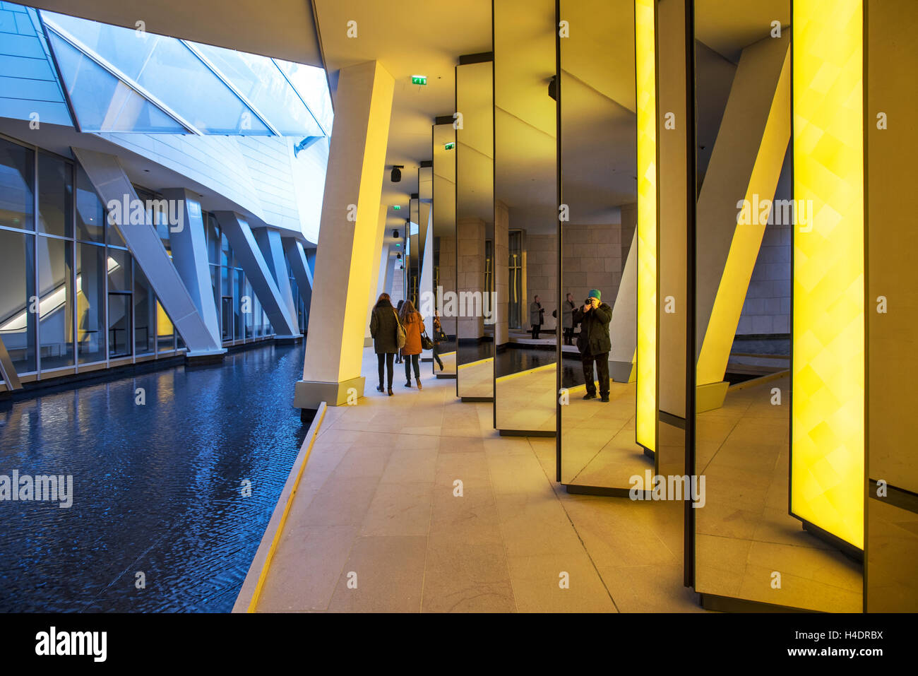 Interior del Museo de Arte de la Fundación Louis Vuitton París Francia  Fotografía de stock - Alamy