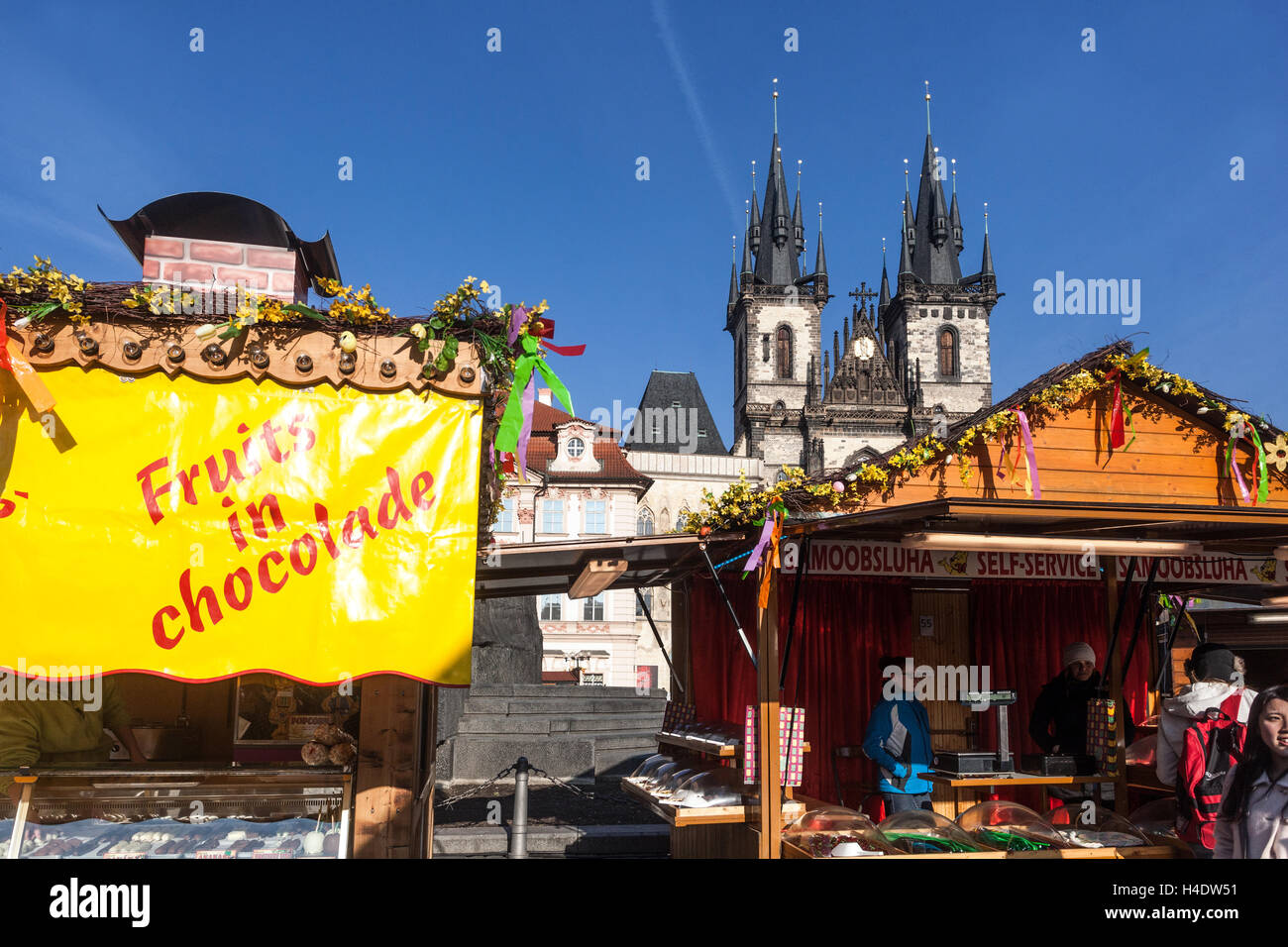 Plaza de la Ciudad Vieja durante la Semana Santa los mercados, Praga, República Checa Foto de stock