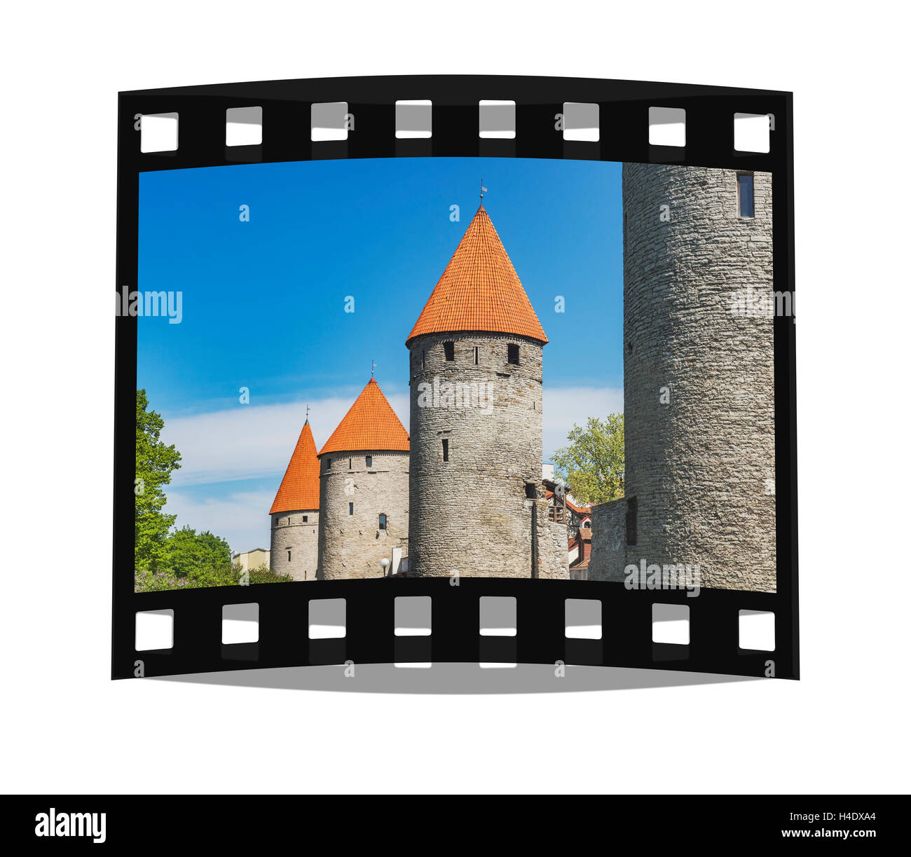 Torres y Torres de la muralla de la ciudad en la plaza. Las torres Plaza es un parque a la antigua muralla de la ciudad de Tallin, Estonia, Europa Foto de stock