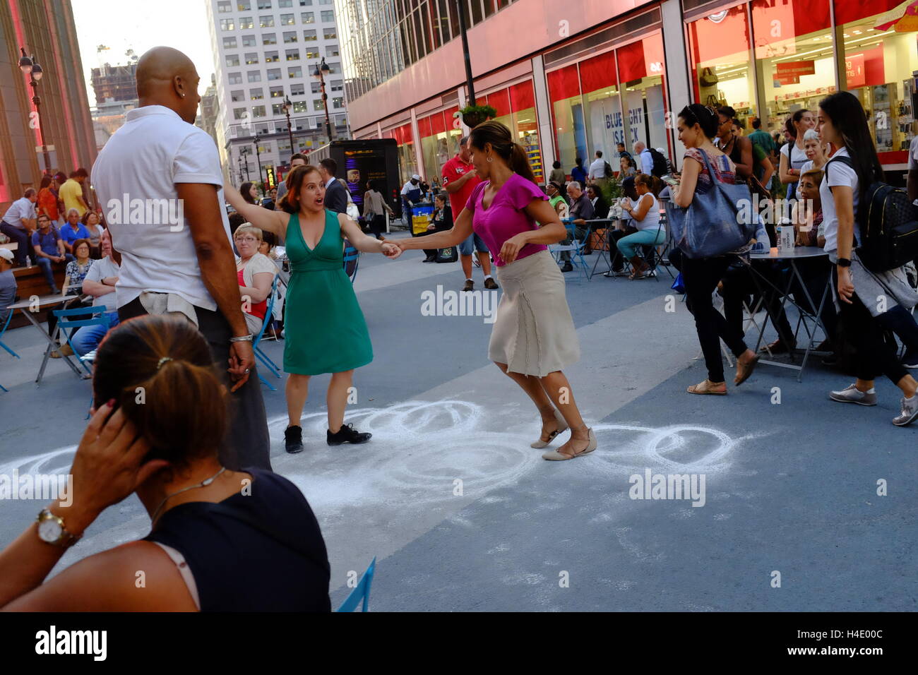 La gente bailando Salsa en la calle junto al Madison Square Garden.Midtown  Manhattan.La Ciudad de Nueva York,Nueva York.EE.UU Fotografía de stock -  Alamy