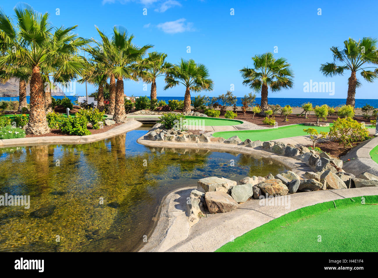 LAS Playitas, Fuerteventura - Feb 7, 2014: hermosos jardines del hotel en la costa de la isla de Fuerteventura. Las Islas Canarias son populares Foto de stock