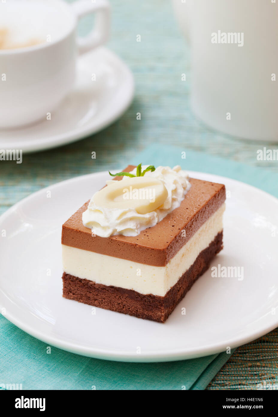Tres mousse de chocolate cake en una placa blanca. Foto de stock