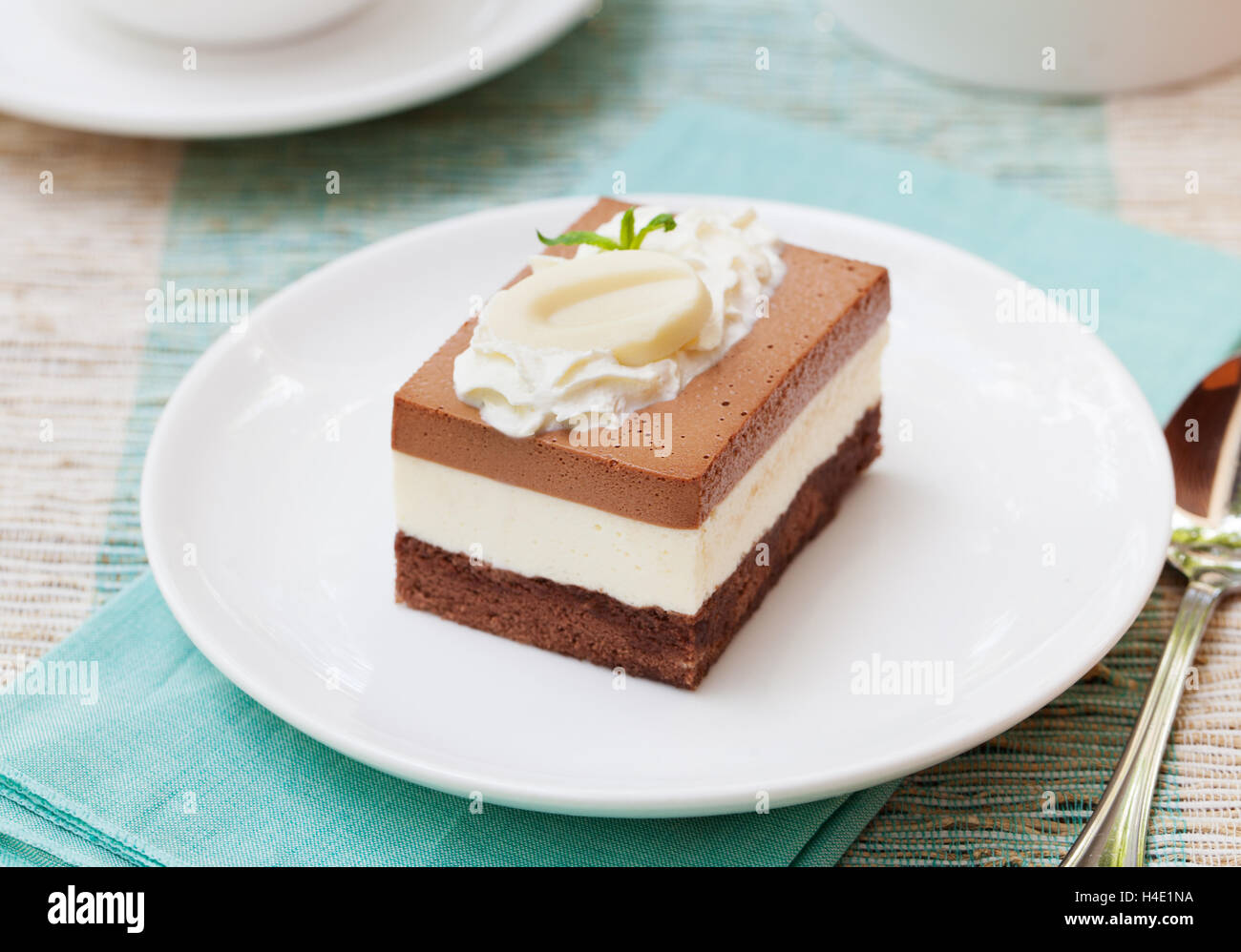 Tres mousse de chocolate cake en una placa blanca. Foto de stock