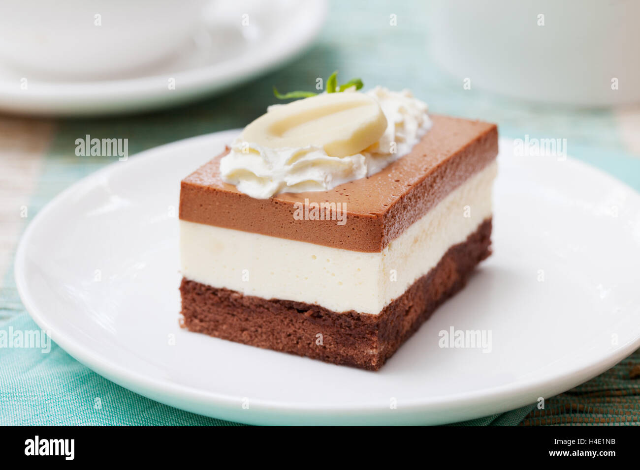 Tres mousse de chocolate cake en una placa blanca. Foto de stock