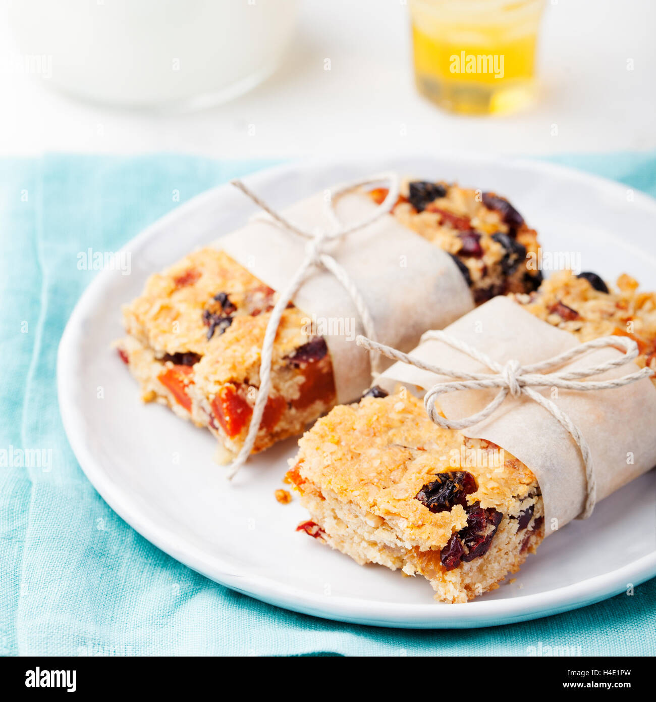Granola, avena, barras de avena con arándanos secos Fotografía de stock