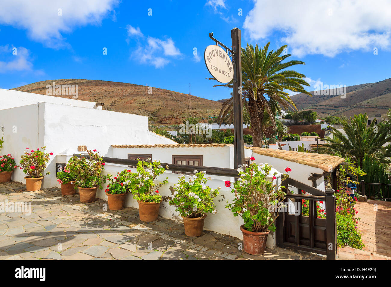 BETANCURIA, Fuerteventura, isla - Feb 6, 2014: casa típica y tienda en BETANCURIA MUNICIPIO más visitados villa de montaña en la isla de Fuerteventura. Foto de stock