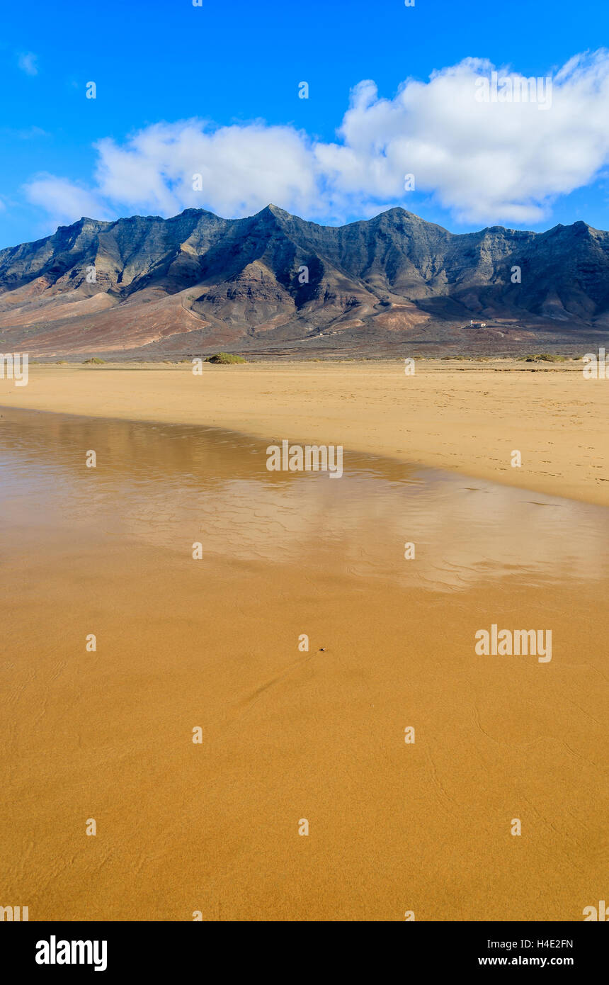 Reflejo de las montañas en la arena mojada en la playa de Cofete, en parte apartada de Fuerteventura, Islas Canarias, España Foto de stock
