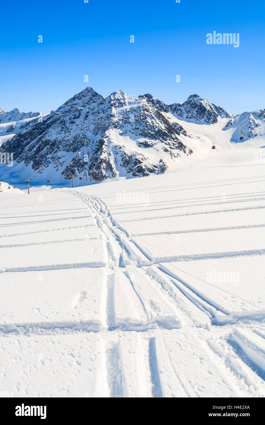 Pistas de esquí en el centro invernal de Pitztal austriaco, Alpes austríacos. Foto de stock