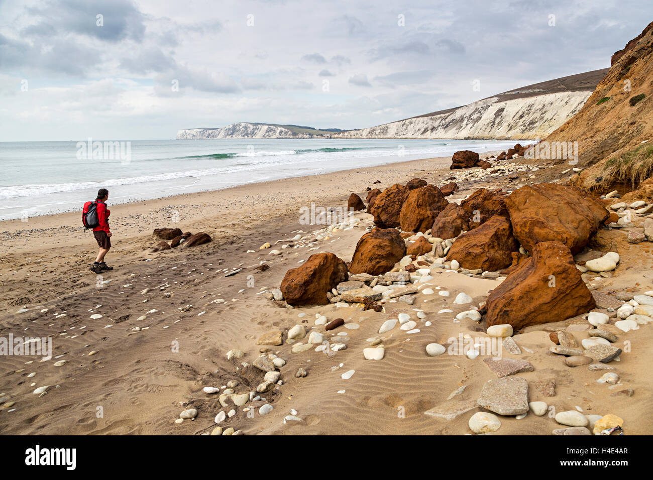 Persona caminando en Compton beach, en la Isla de Wight, REINO UNIDO Foto de stock