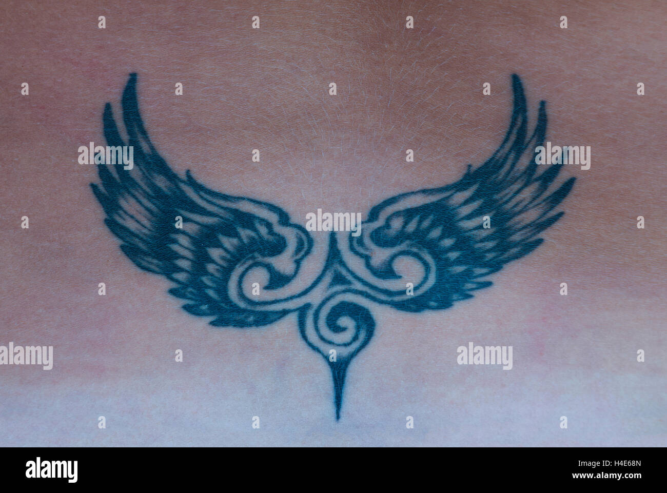 El tatuaje en forma de alas en la espalda. Tatuaje simple para la decoración del cuerpo femenino Fotografía de stock - Alamy