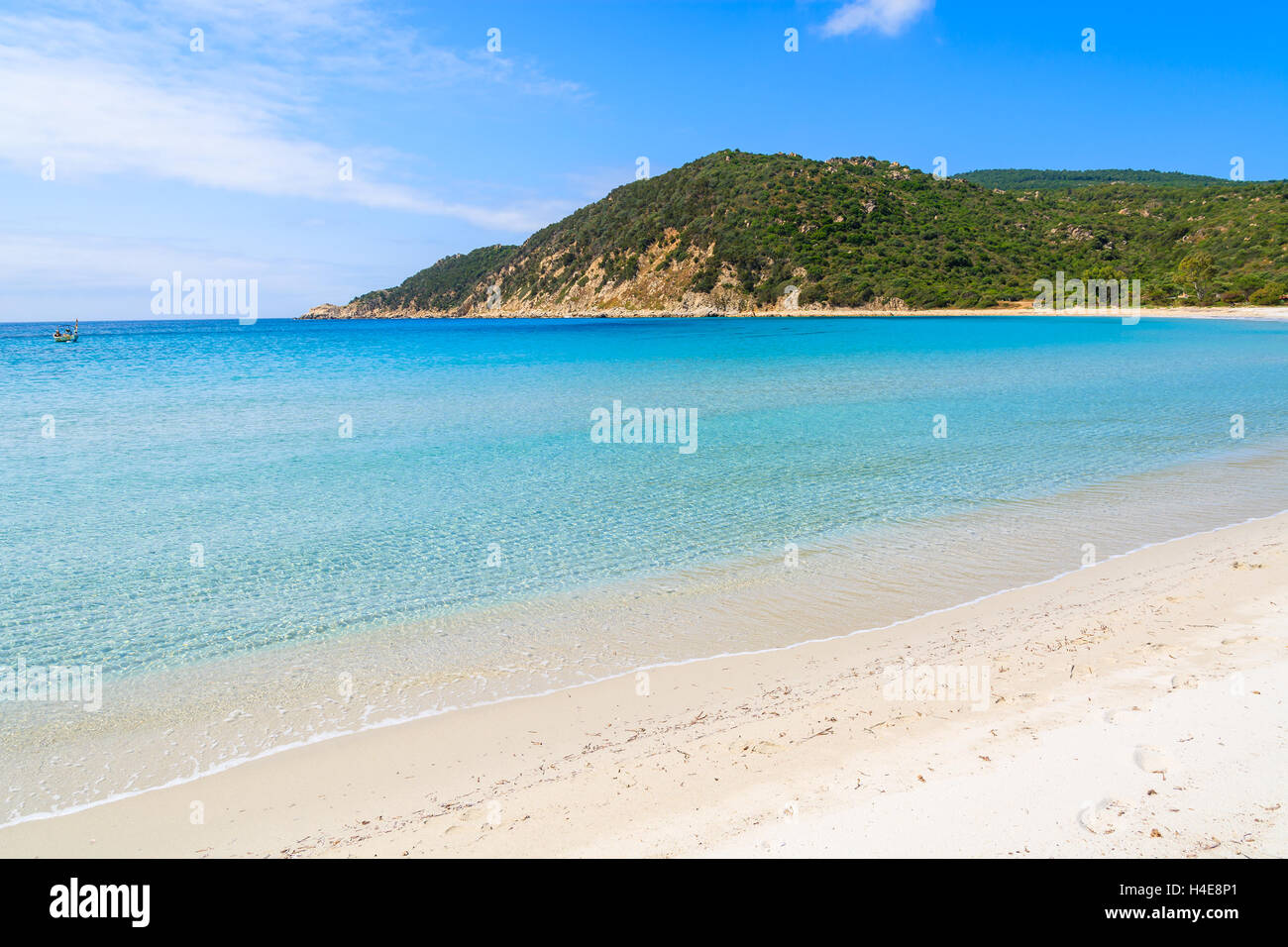 Agua de mar azul de la playa de Cala Pira, Cerdeña, Italia Foto de stock