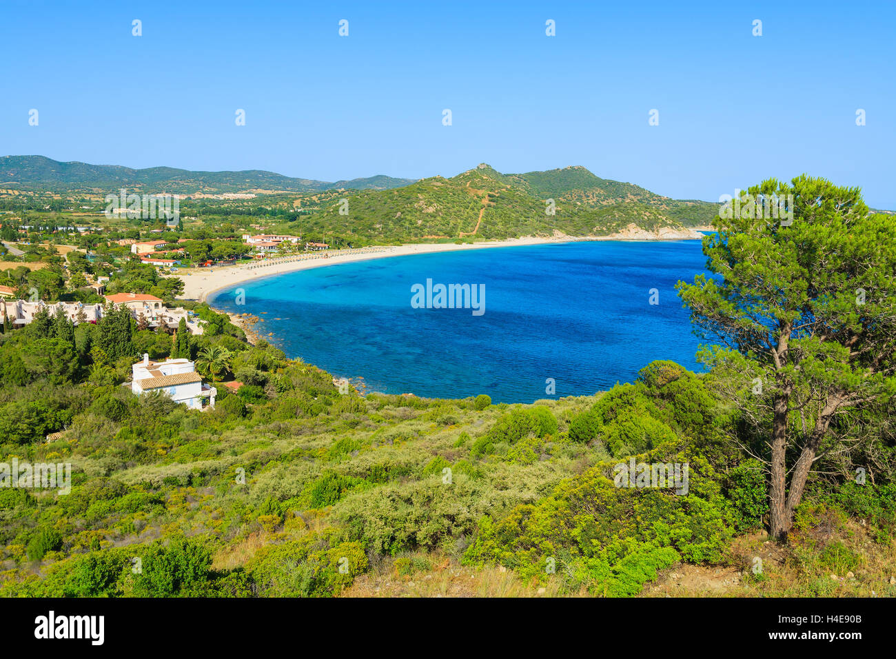 La costa de la isla de Cerdeña, con vistas a la hermosa bahía de Capo Boi, Italia Foto de stock