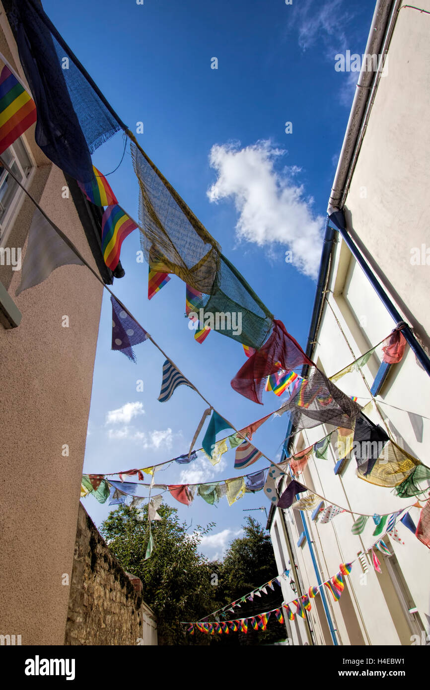 Bunting decoración banderas cuelgan entre casas en un extremo Street Appledore cerca de Bideford North Devon Inglaterra Foto de stock