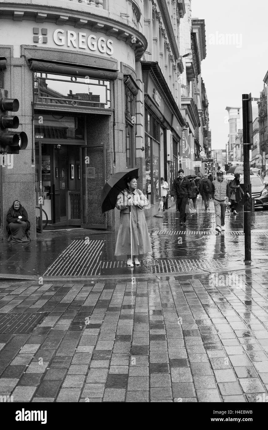 La fotografía de la calle, paraguas en la lluvia, Foto de stock