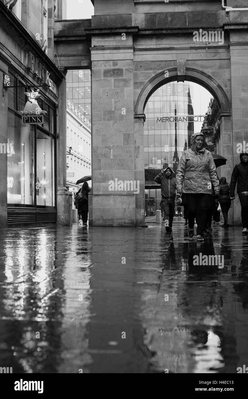 La fotografía de la calle Reflexiones sobre suelo mojado Foto de stock