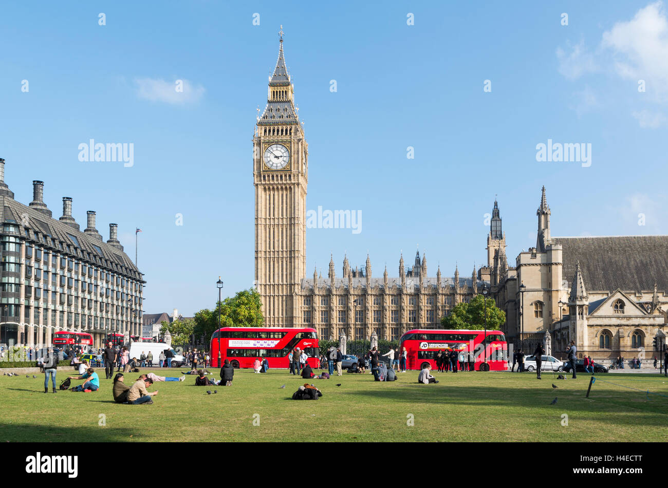 Vistas a la Plaza del Parlamento jardín hacia el Big Ben y el Palacio de Westminster / Casas del Parlamento con autobuses rojos Foto de stock