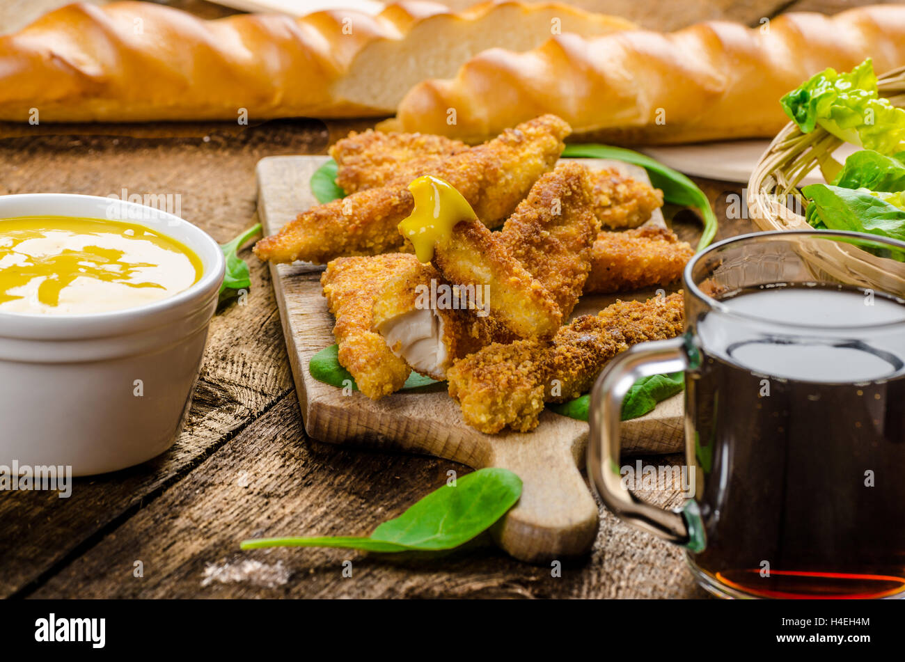 Ofertas de pollo con costra de maíz con espinacas y tostadas, miel-mostaza  de Dijon dip, pan casero baguette Fotografía de stock - Alamy