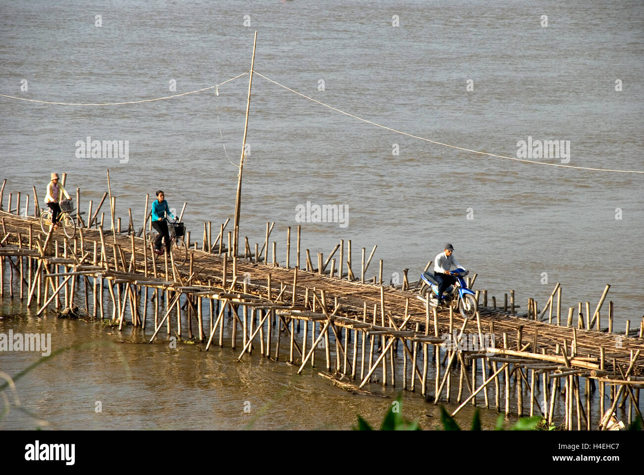 Camboya, Kompong Cham, puente de bambú a Koh Paen Foto de stock