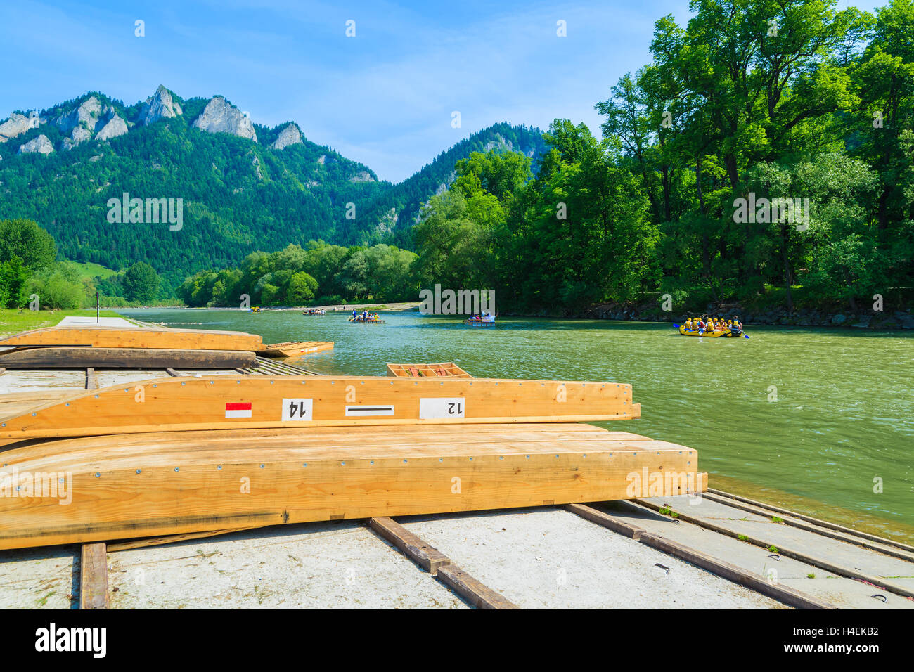 Rafting madera barcos en las orillas de Dunajec Trzy Korony y vista a las montañas, Beskid Niski, Polonia Foto de stock