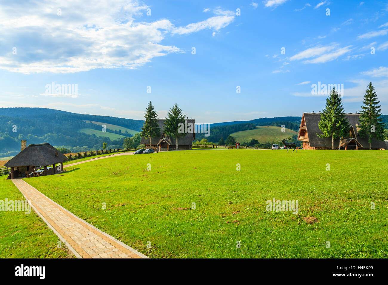 Está a un paseo de la casa tradicional de montaña en un pueblo cerca de Bieszczady Arlamow, Montañas, Polonia Foto de stock