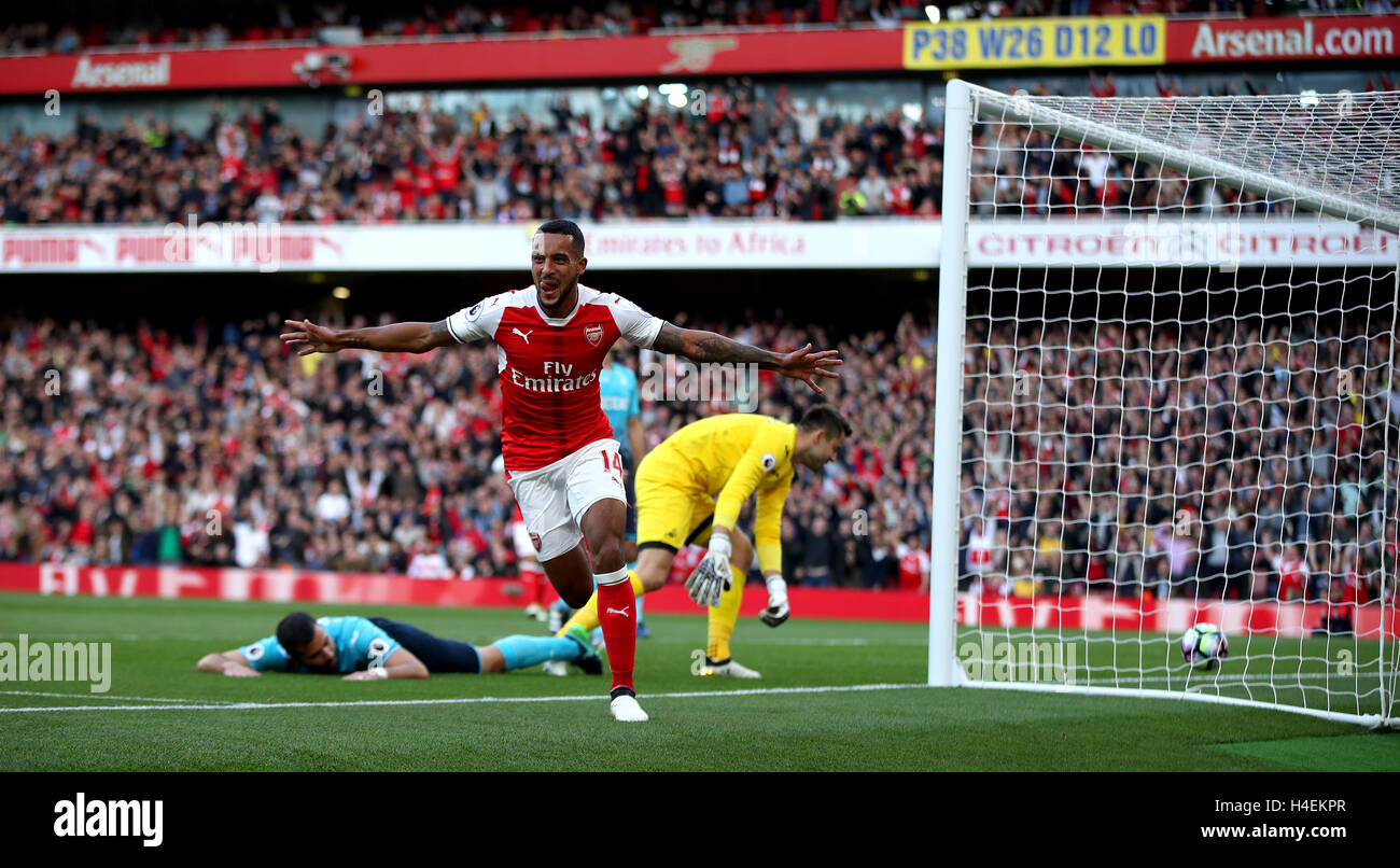 Del Arsenal Theo Walcott celebra su lado anotando el primer gol del