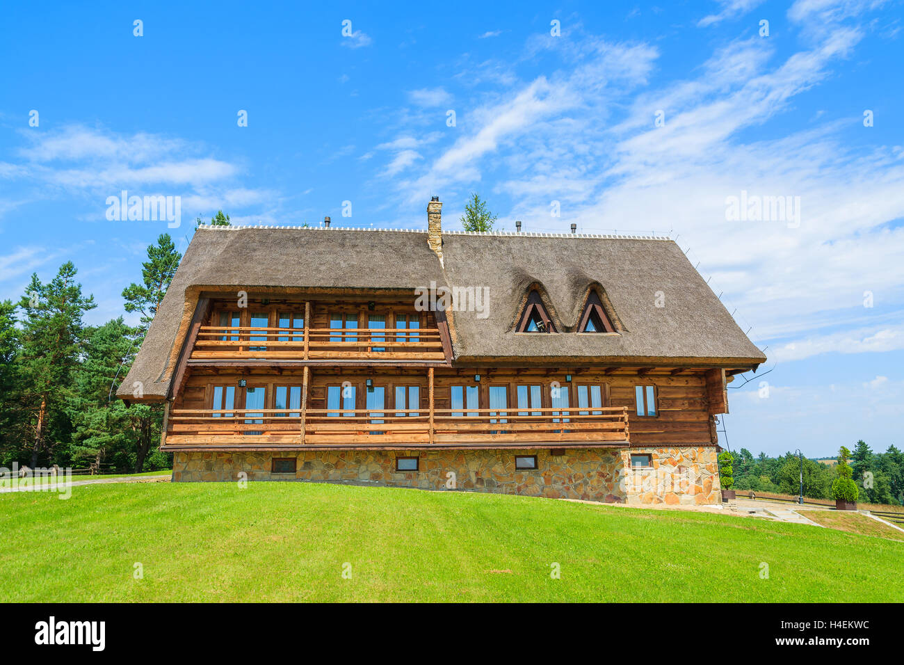 Casa tradicional de montaña en un pueblo cerca de Bieszczady Arlamow, Montañas, Polonia Foto de stock