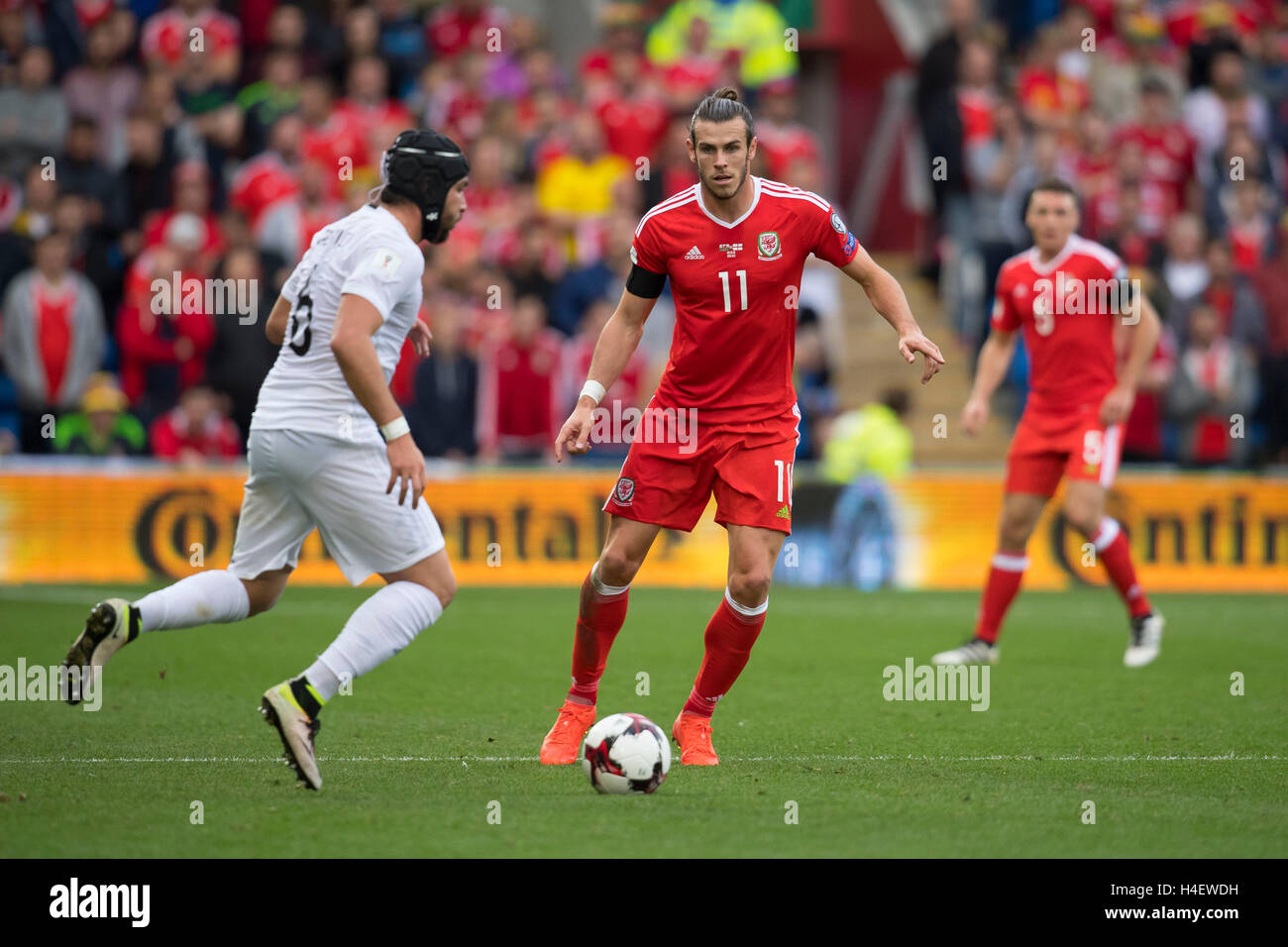 Gareth Bale en acción para el equipo de fútbol de Gales. Foto de stock
