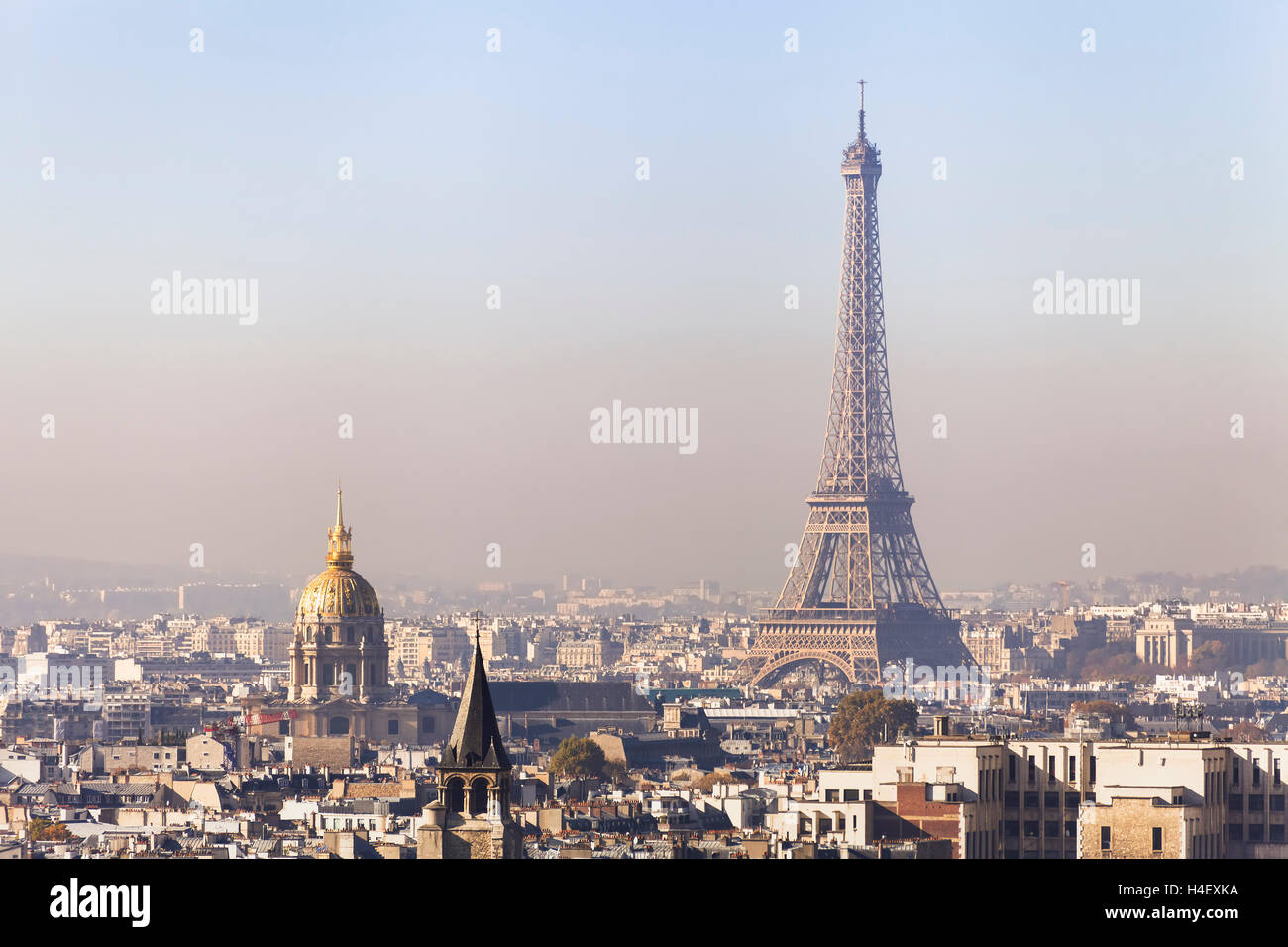 Contaminación en París, vista aérea de la Torre Eiffel, con smog en segundo plano. Foto de stock