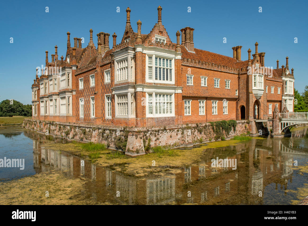 El foso y Helmingham Hall, en Suffolk, Inglaterra Foto de stock