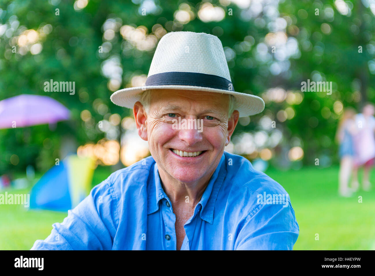 Anciano con sombrero sonriente, Baviera, Alemania Foto de stock