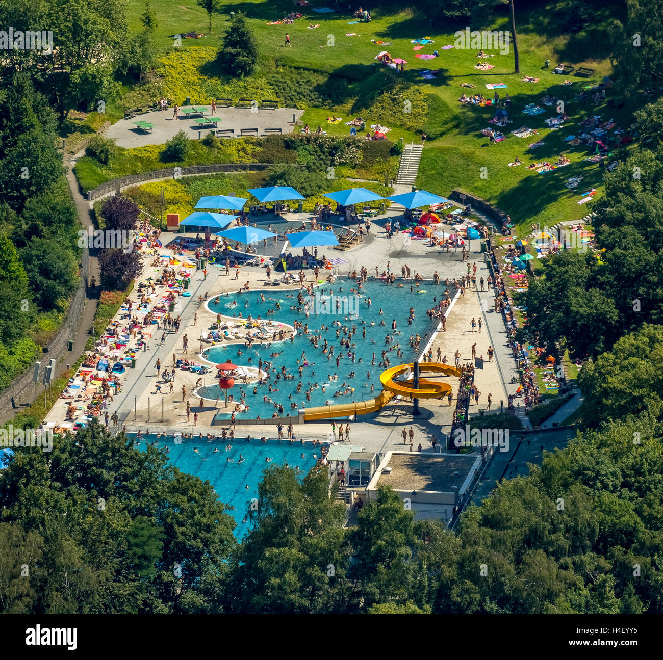 Vista aérea, la piscina, el nadador de piscina con un margen ondulado, césped, los bañistas en la piscina, Witten Annen, districto de Ruhr Foto de stock