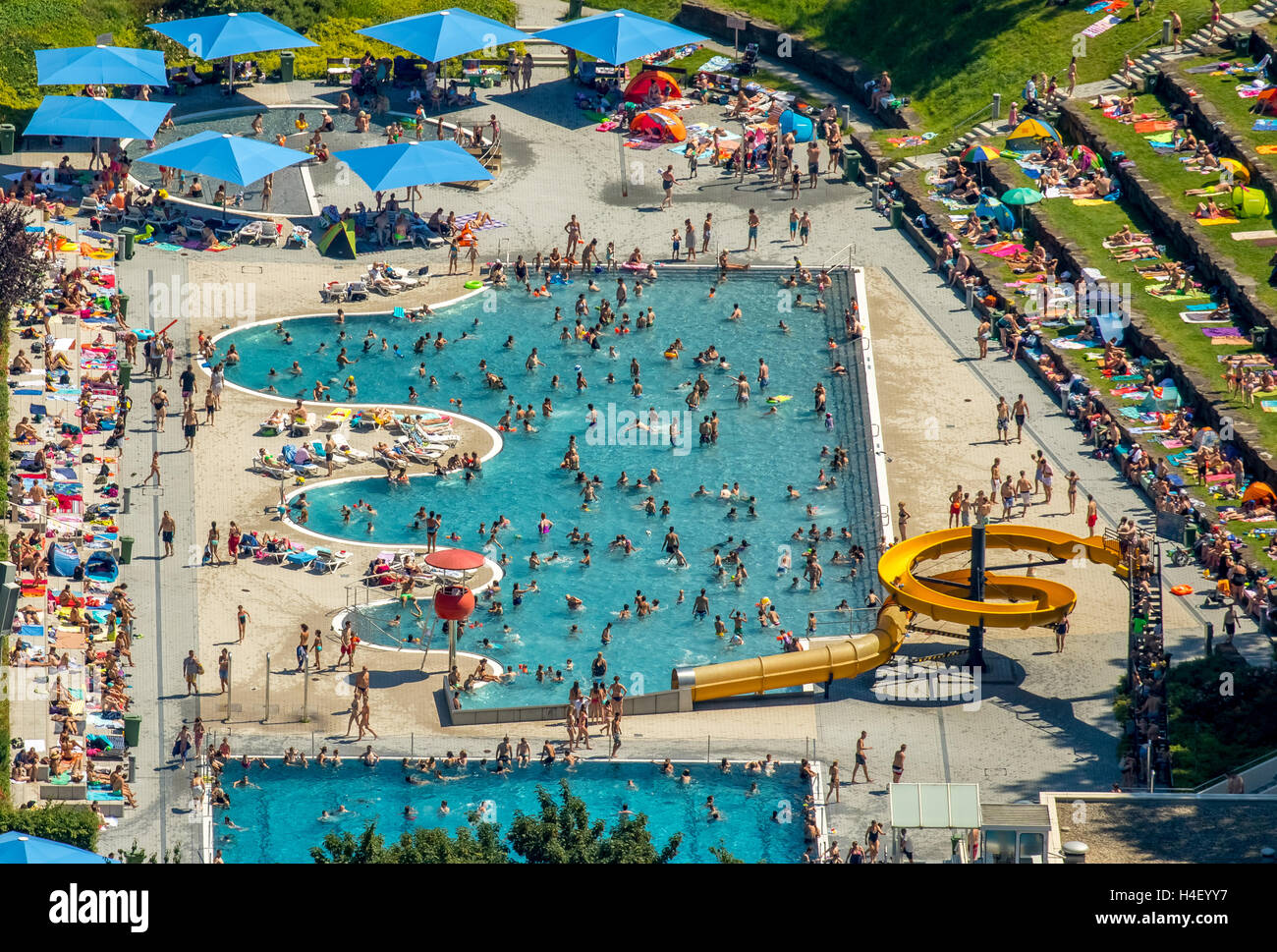 Vista aérea, la piscina, el nadador de piscina con un margen ondulado, césped, los bañistas en la piscina, Witten Annen, districto de Ruhr Foto de stock