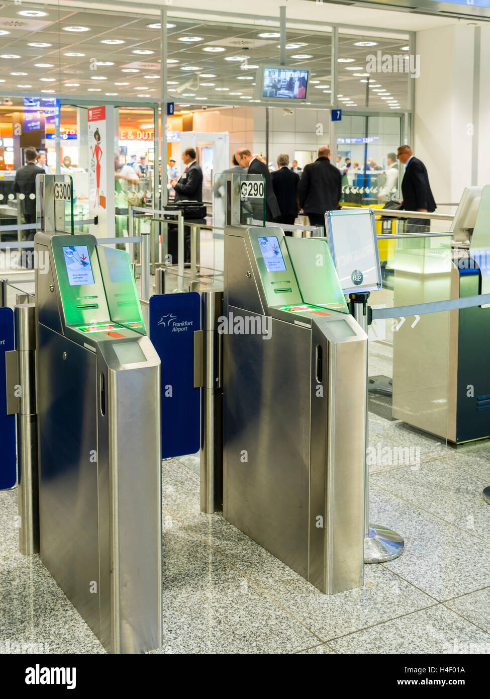 Puertas de ingreso en la zona de salida en el aeropuerto de Frankfurt, Hesse, Alemania Foto de stock