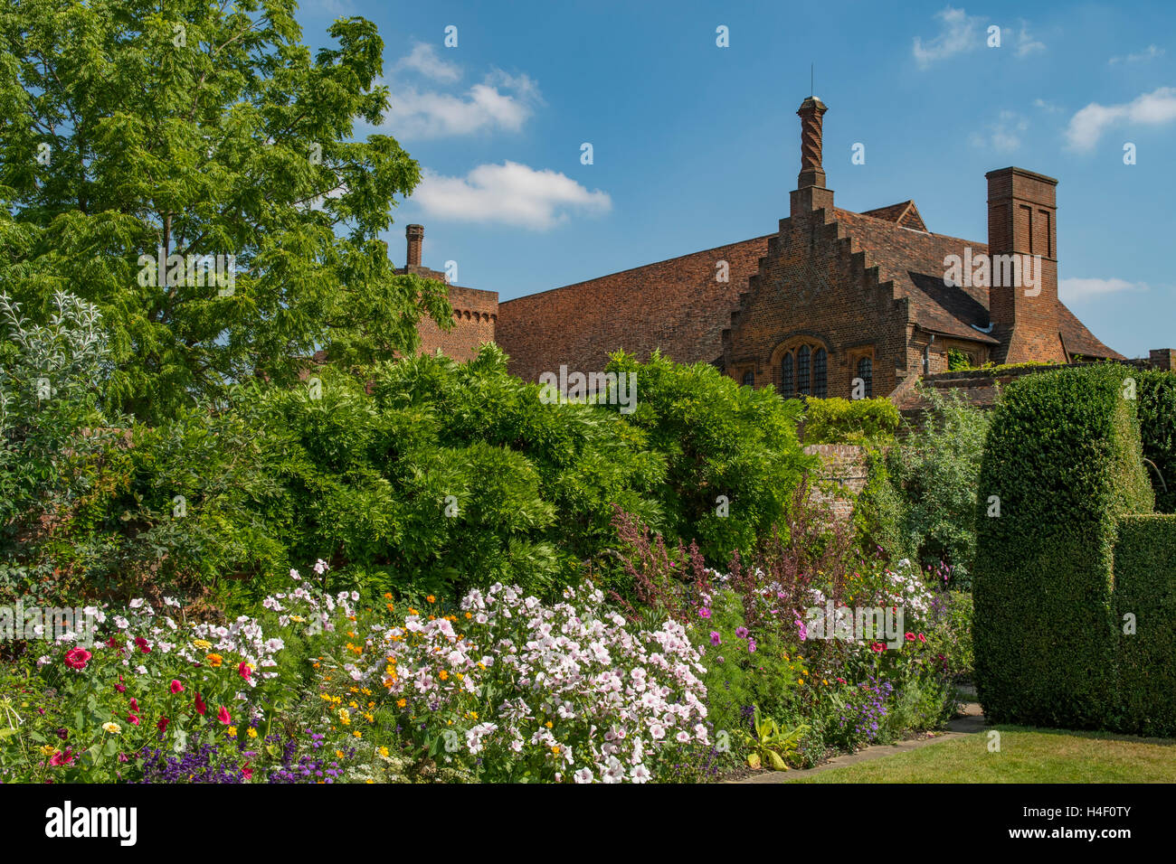 Jardín Oeste y el Palacio Viejo, Hatfield, Hertfordshire, Inglaterra Foto de stock