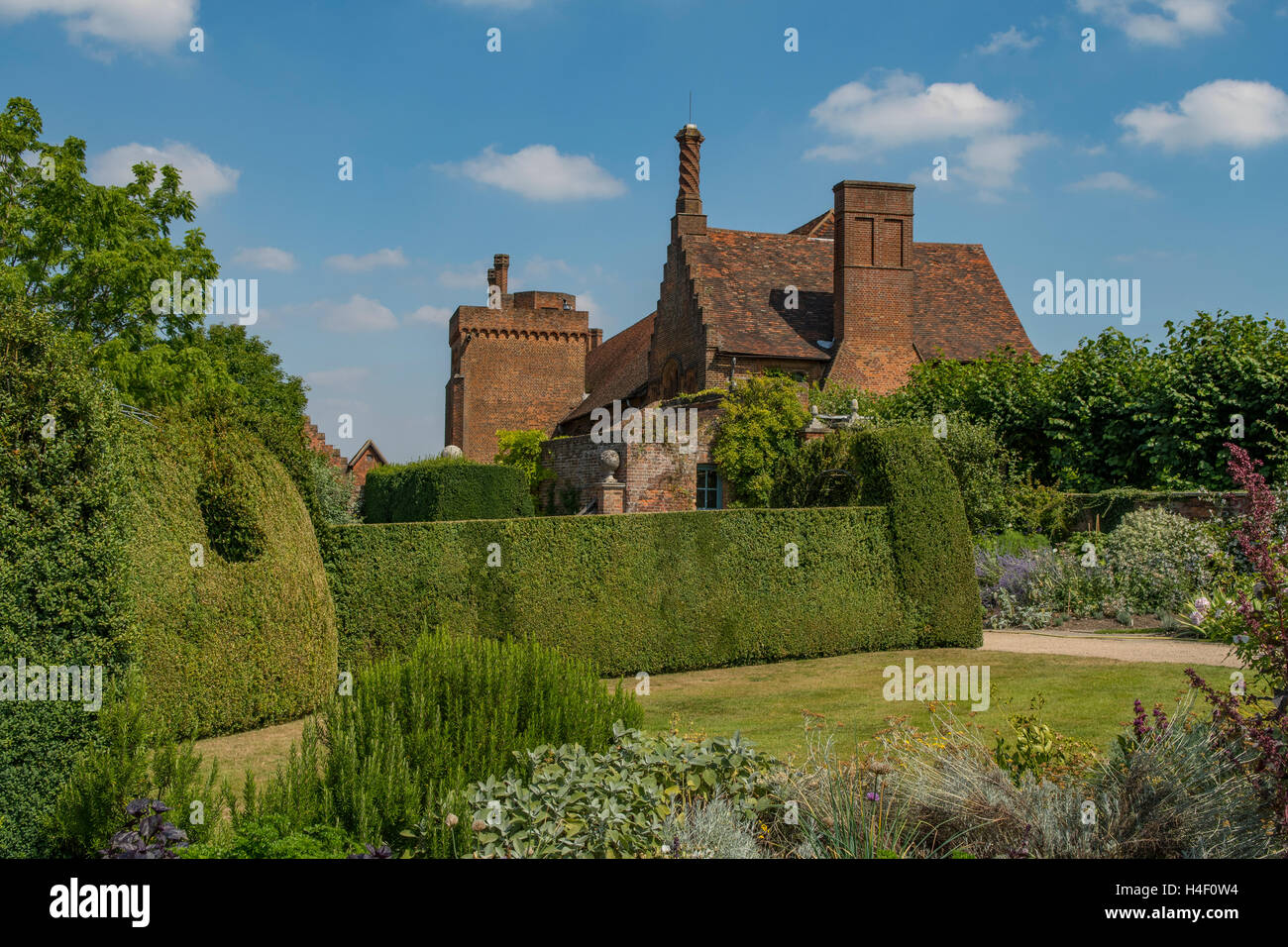 Jardín Oeste y el Palacio Viejo, Hatfield, Hertfordshire, Inglaterra Foto de stock