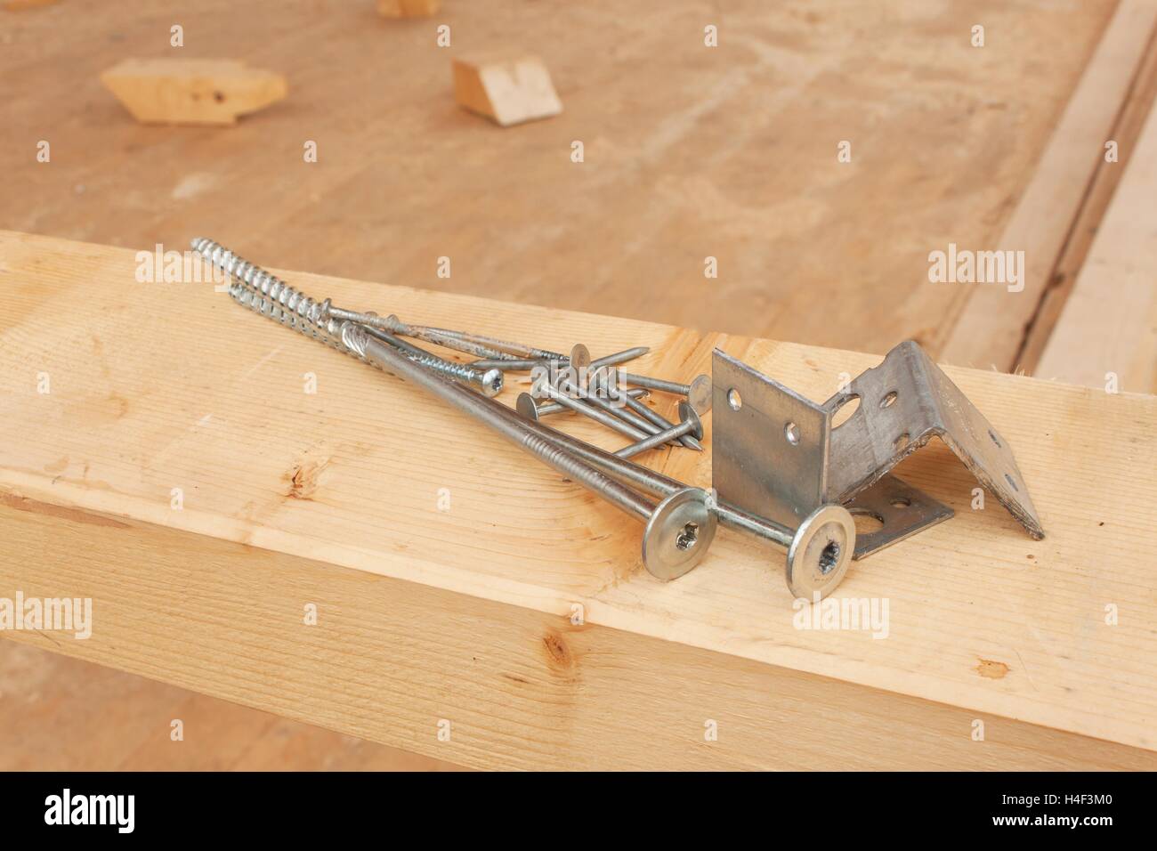 Tornillos clavos para construir una casa de madera. Unirse a de madera. Las obras de construcción Fotografía de stock - Alamy