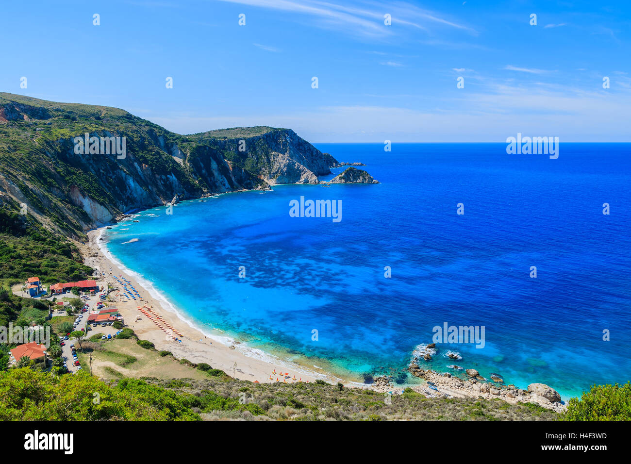 Vista de la bahía de Petani y playa hermosa, la isla Kefalonia, Grecia Foto de stock
