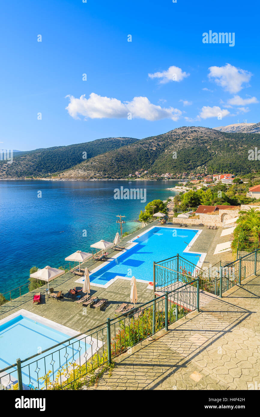 AGIA EFIMIA, KEFALONIA ISLAND - 18 Sep, 2014: piscina con vista mar y montaña en la costa de la isla de Cefalonia en Agia Efimia village. Las islas griegas son un popular destino de vacaciones en Europa. Foto de stock