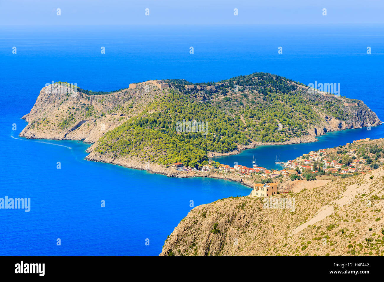 Vista de Assos Village y el mar desde el acantilado, la isla de Cefalonia, Grecia Foto de stock