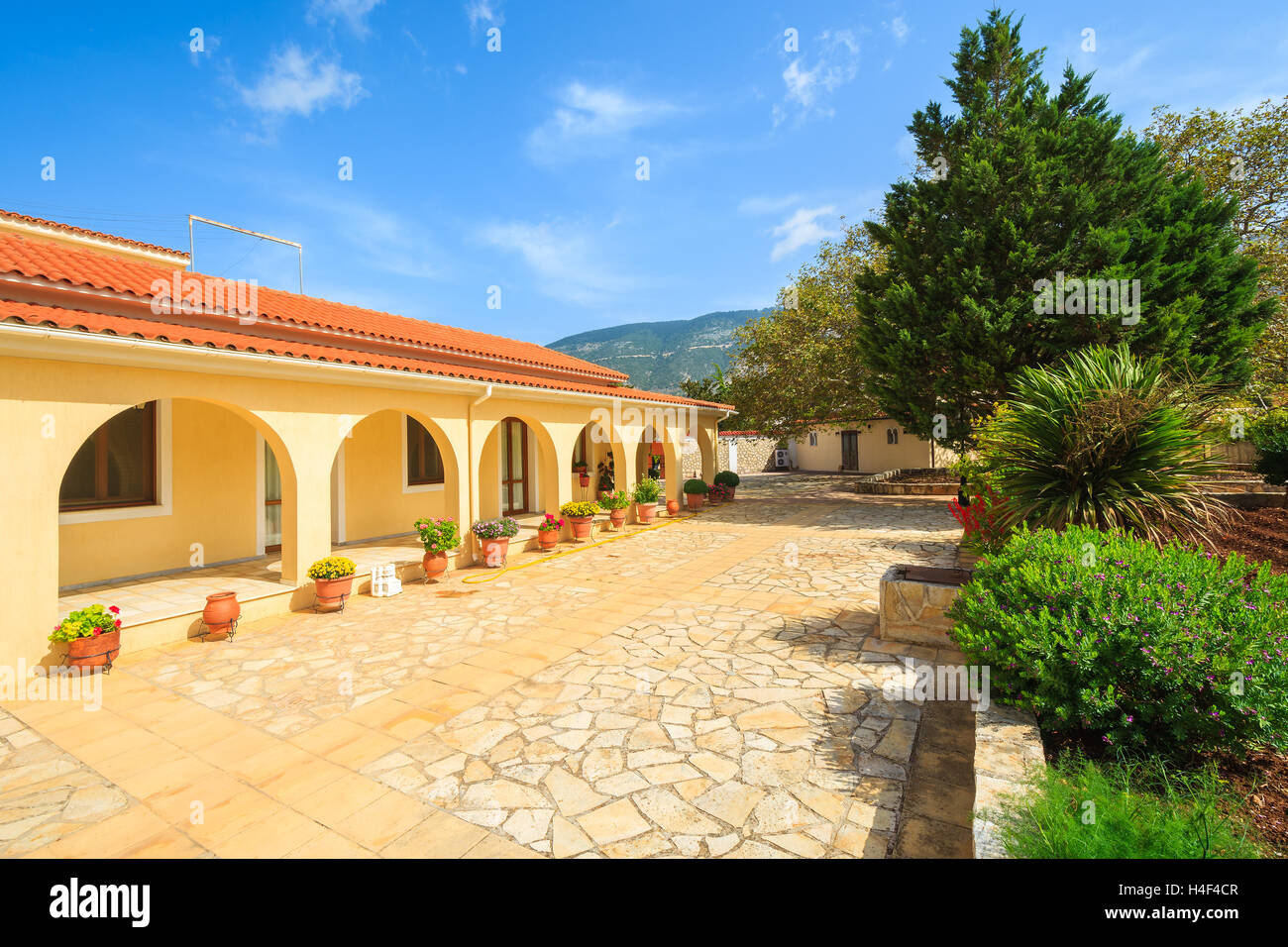 Jardines del antiguo monasterio Agios Gerasimos en la isla Kefalonia, Grecia Foto de stock