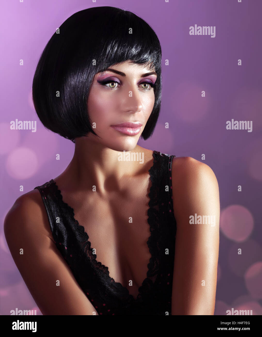 Retrato de una hermosa mujer con cabello y maquillaje perfecto sobre fondo púrpura, moda estilo retro photo shoot Foto de stock