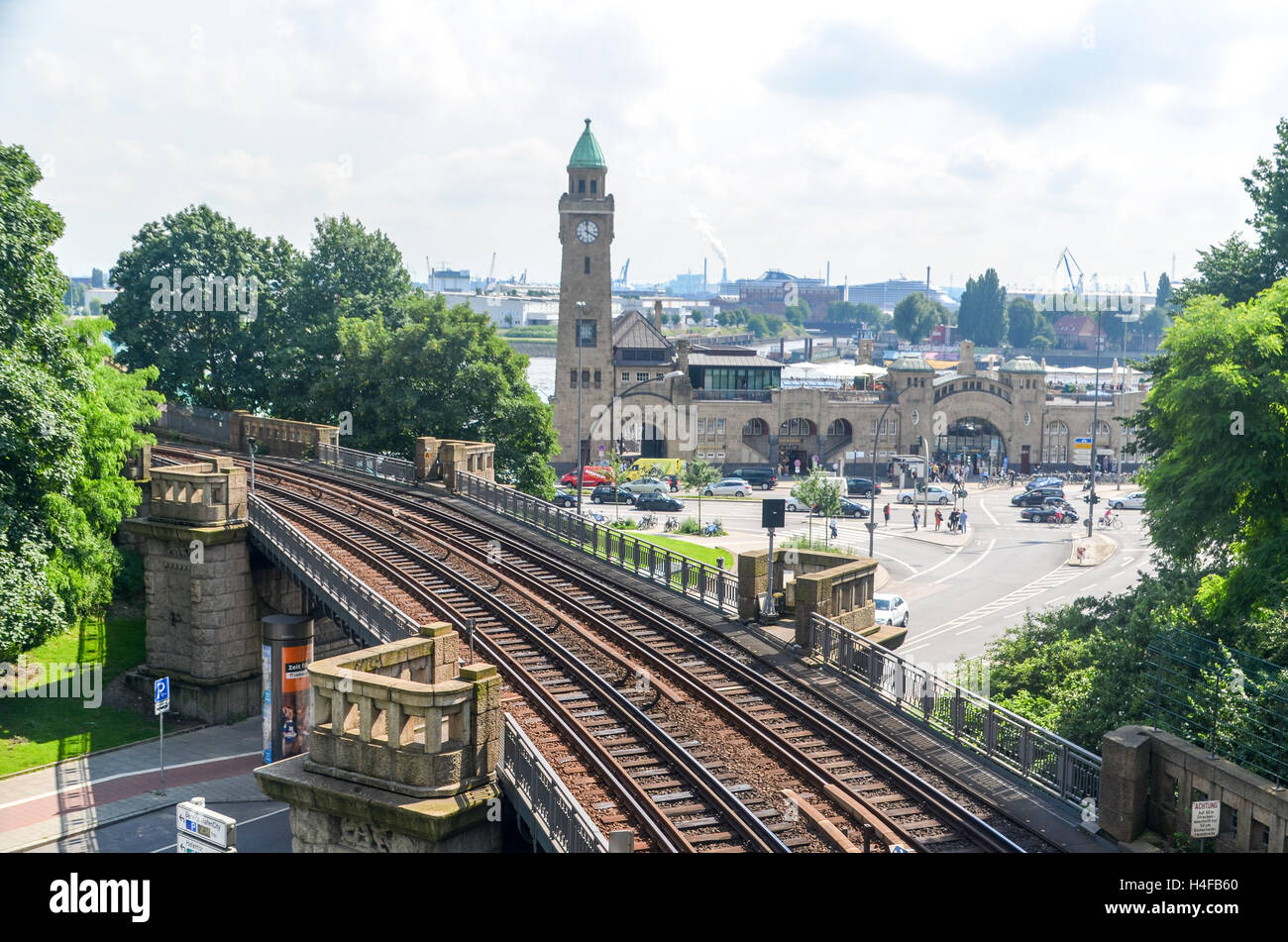 Movilidad en Alemania: carretera, ferrocarril y muelle de Landungsbrücken en Hamburgo Foto de stock
