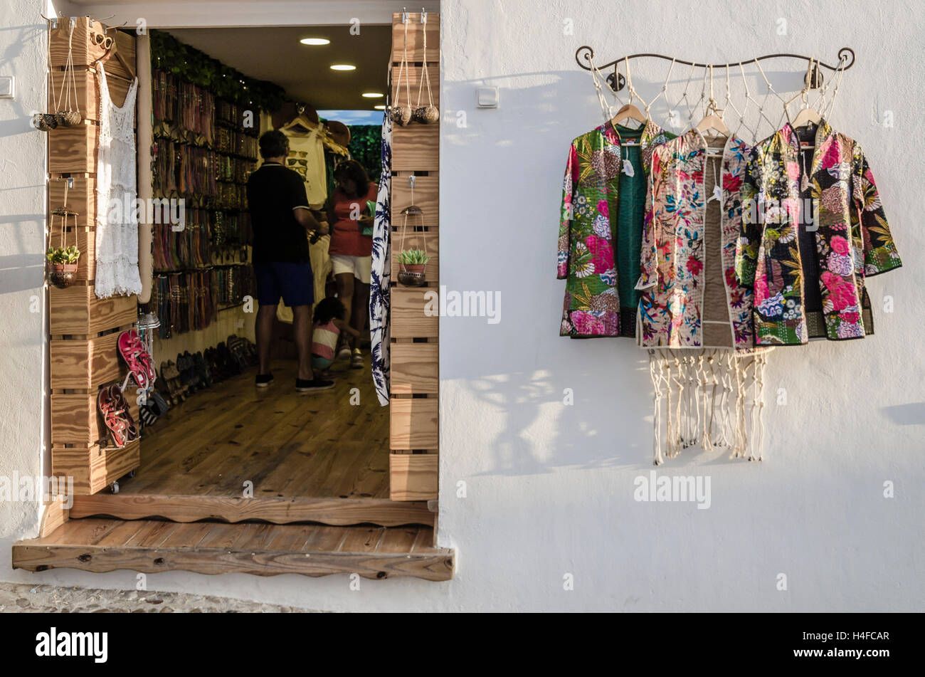Vista de una tienda de ropa en el pueblo de Altea, Alicante norte, España  Fotografía de stock - Alamy