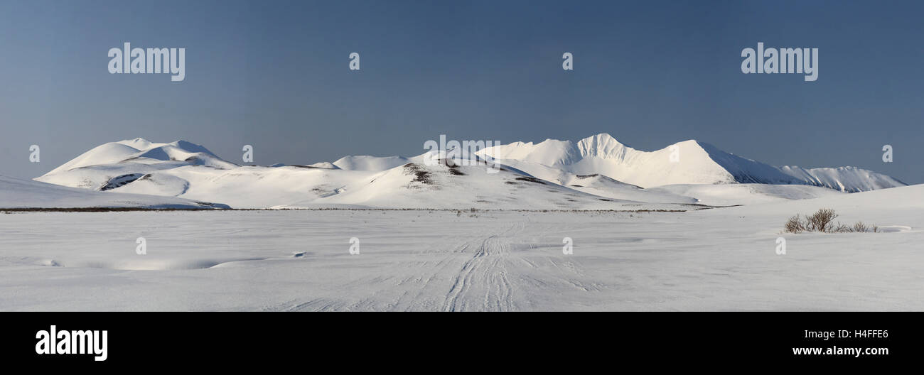 Las montañas y los valles de la parte central de la isla de Bering en invierno Foto de stock