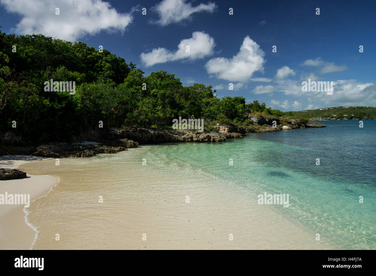 Playa aislada en la deshabitada isla verde frente a la costa de Antigua Foto de stock