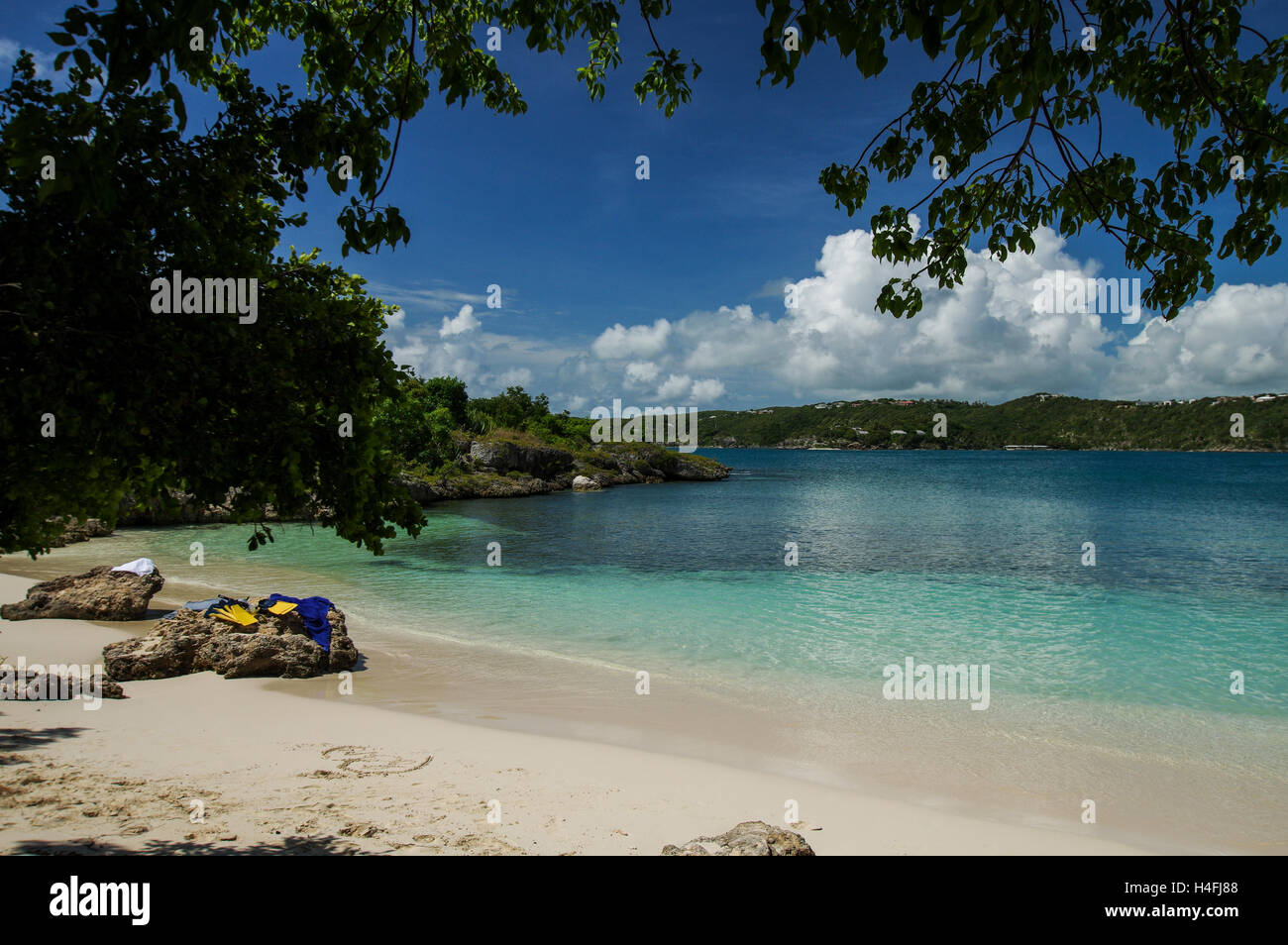 Playa aislada en la deshabitada isla verde frente a la costa de Antigua Foto de stock