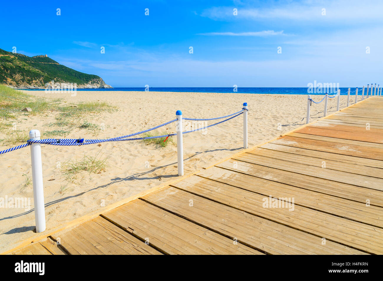 Pasarela de madera de Capo Boi playa arenosa, Cerdeña, Italia Foto de stock